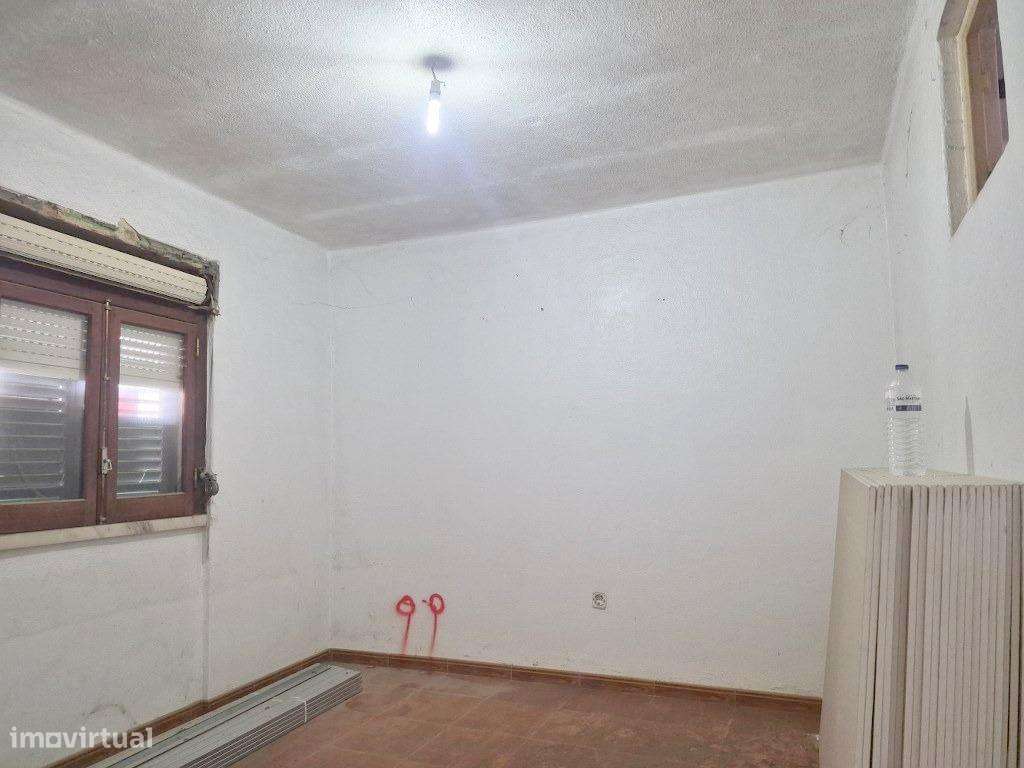 Moradia T3 para remodelar Vialonga-17