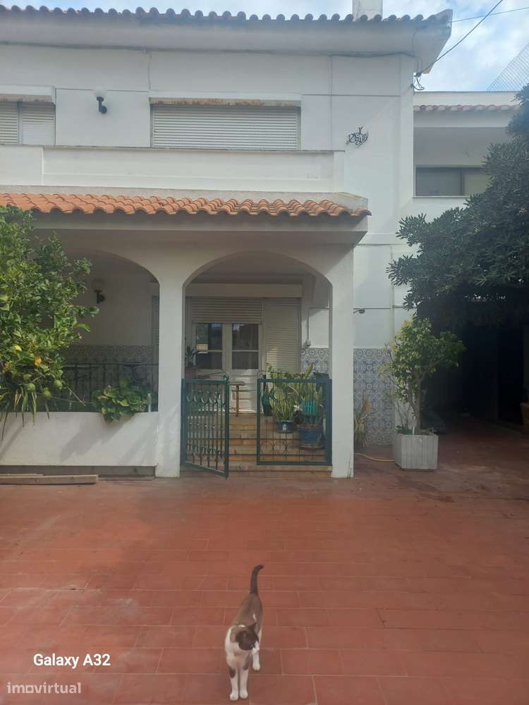 Excelente moradia centro Costa Caparica-7