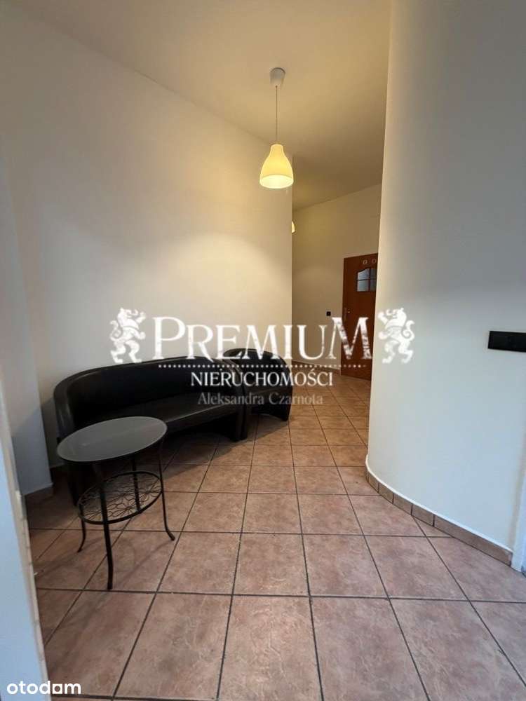 Lokal użytkowy z witrynami na parterze kamienicy-4