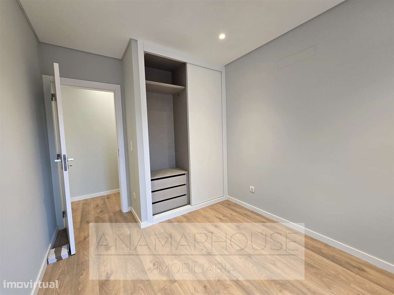 T2 Remodelado com varanda na Mina de Água, Amadora-11