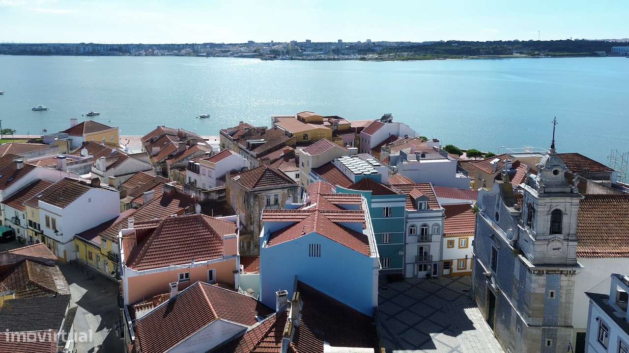 Prédio para recuperação na Zona histórica do Seixal, junto à zona ribe-13