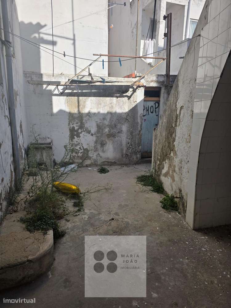 Prédio no Centro de Alhandra, junto á zona Ribeirinha!-11