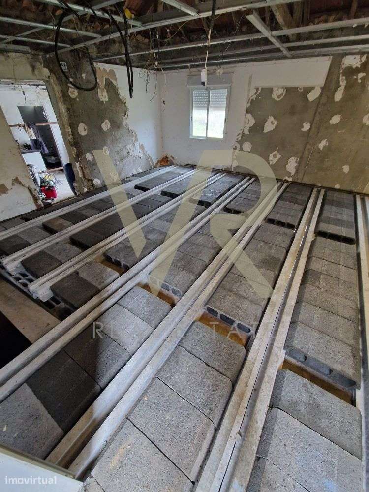 Moradia para Remodelação com Terreno Generoso em Ourém-15