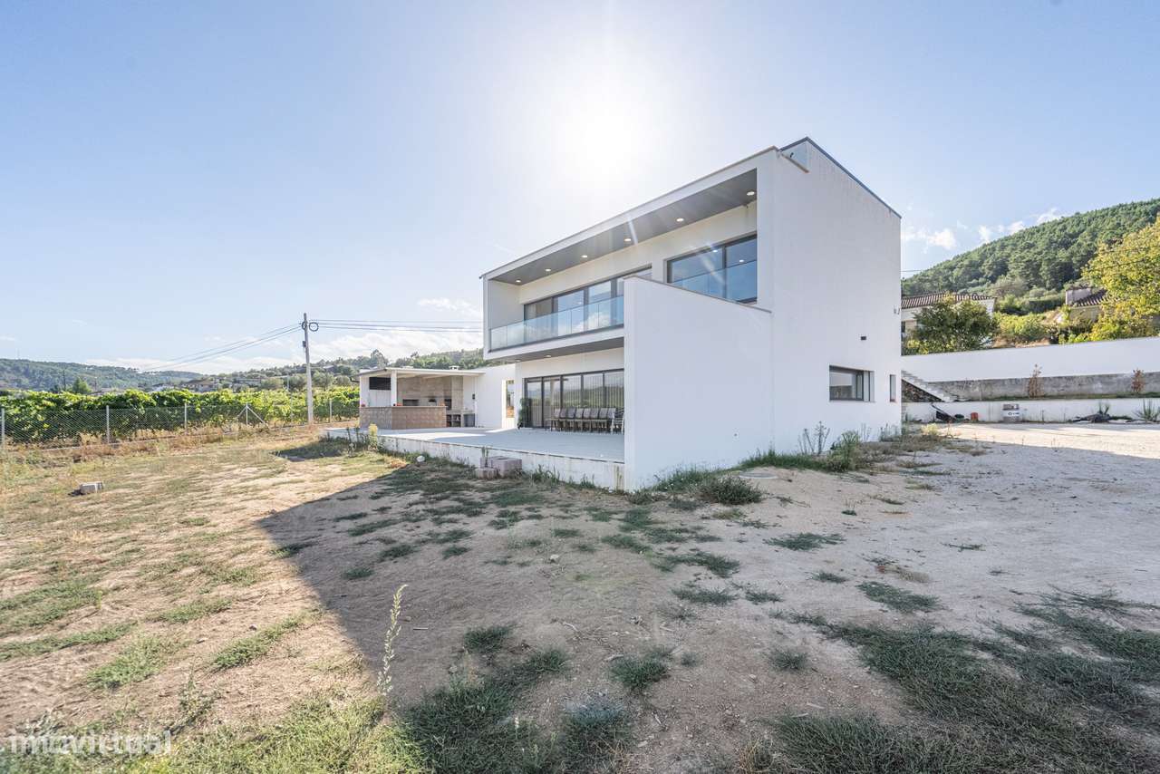 Moradia T4 semi-nova c/ 4 suites-24