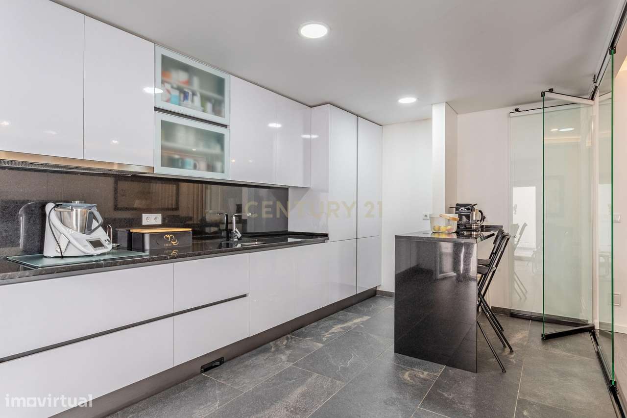 Procura espaço e conforto? Veja este T4 Duplex-9