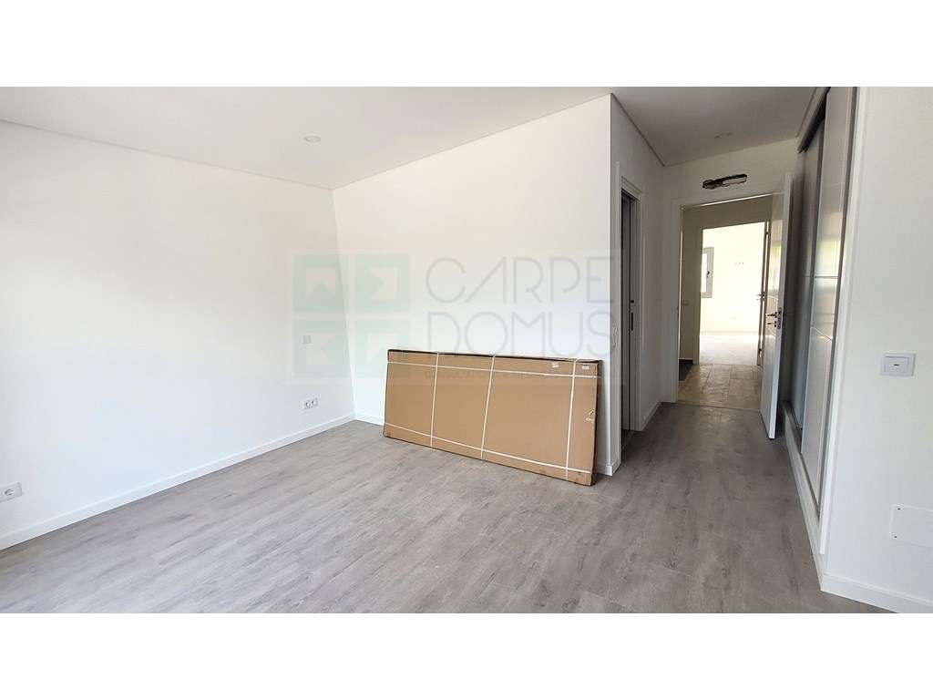 Moradia T2+1 Moderna com Terraços e Estacionamento.-13