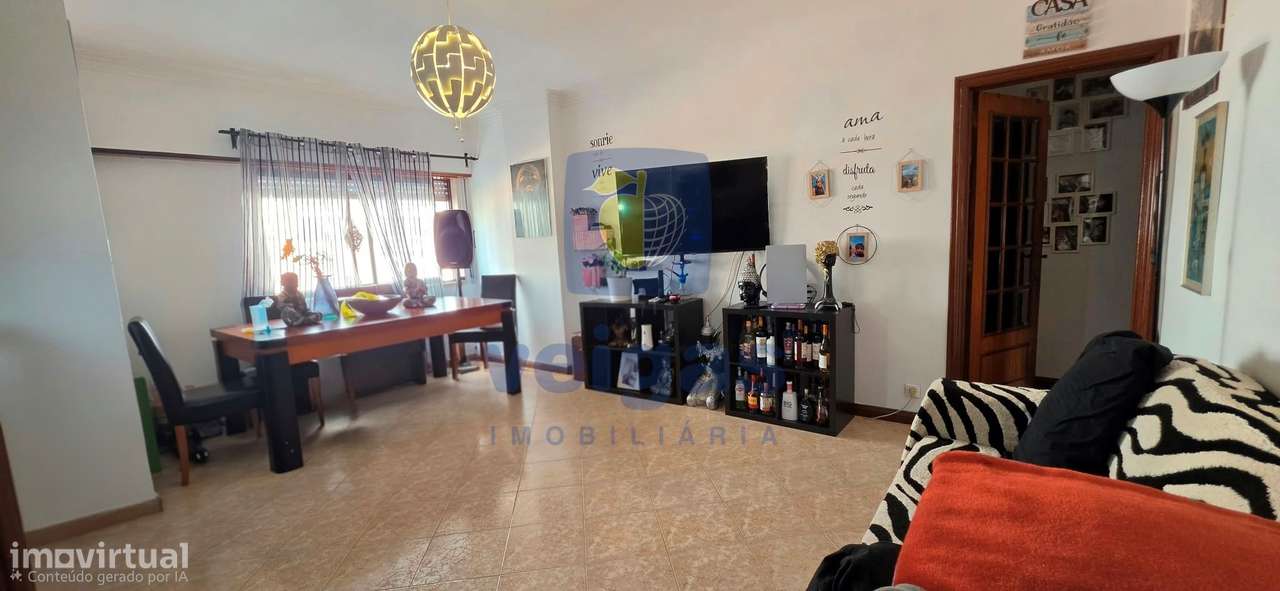 Fantástico T2 Renovado, na Av. da Liberdade – Monte Abraão-2