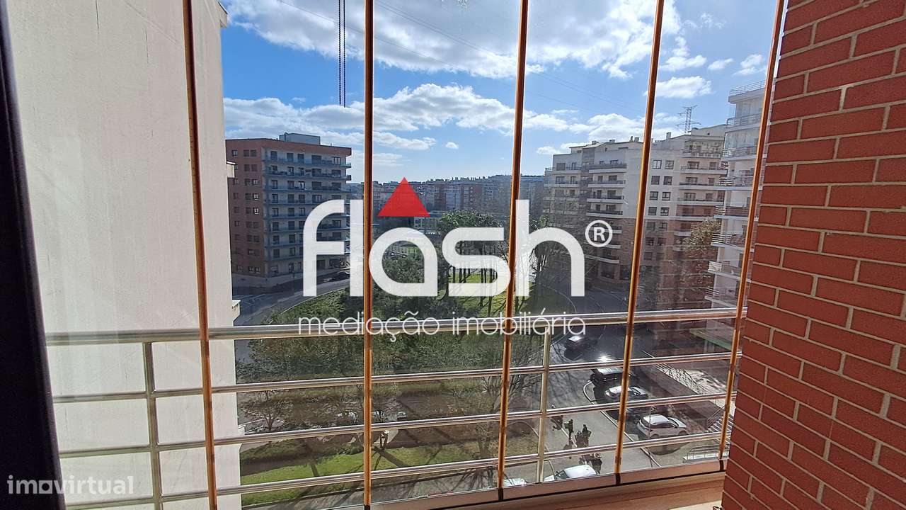 Apartamento T3 com 4 parqueamentos em Odivelas-24