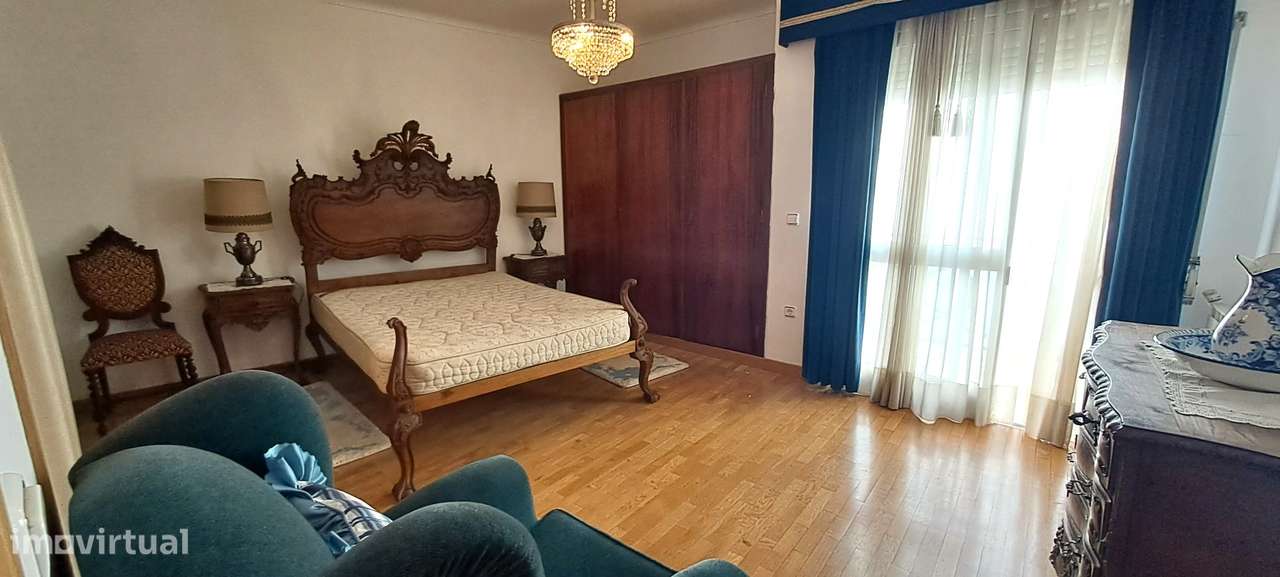 Moradia T5 com garagem e jardim em Miranda do Douro-35