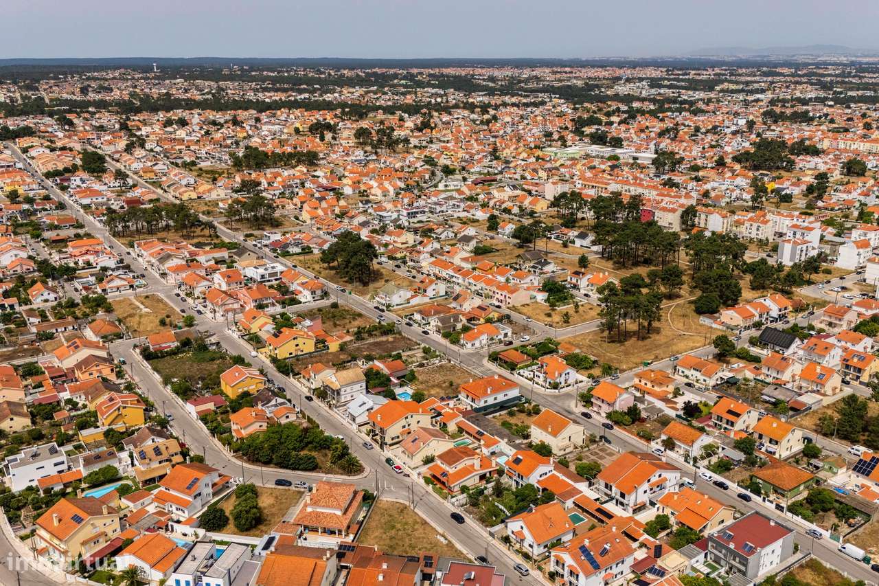 Moradia Isolada com Piscina em Localização Privilegiada-31