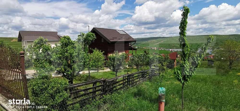 Casuta cocheta cu panorama superba asupra satului Campenesti si a lacu - Imagine principală: 5/9