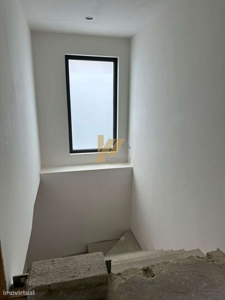 Moradia T3 de 3 frentes com duas suites-6