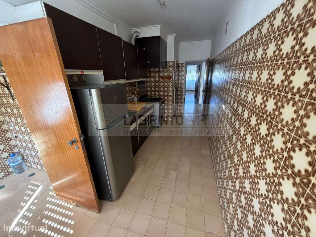 Vende-se T2 com arrecadação na Codivel, perto metro de Odivelas.-3