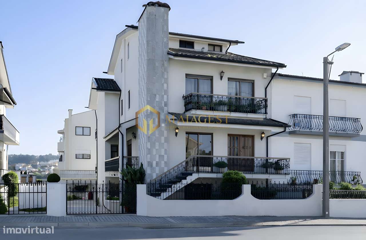 Moradia T4+1 de 3 Frentes com Jardim e Garagem para 4 Viaturas - Grande imagem: 2/35