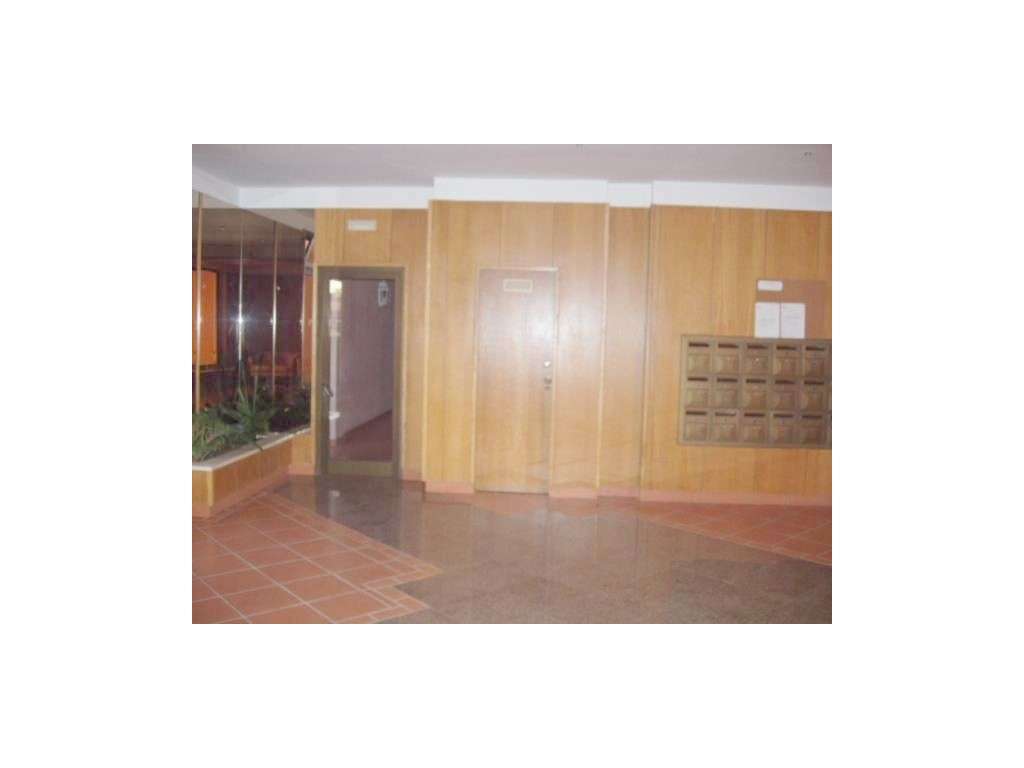 T2 remodelado em condomínio com piscina e campo de ténis-22