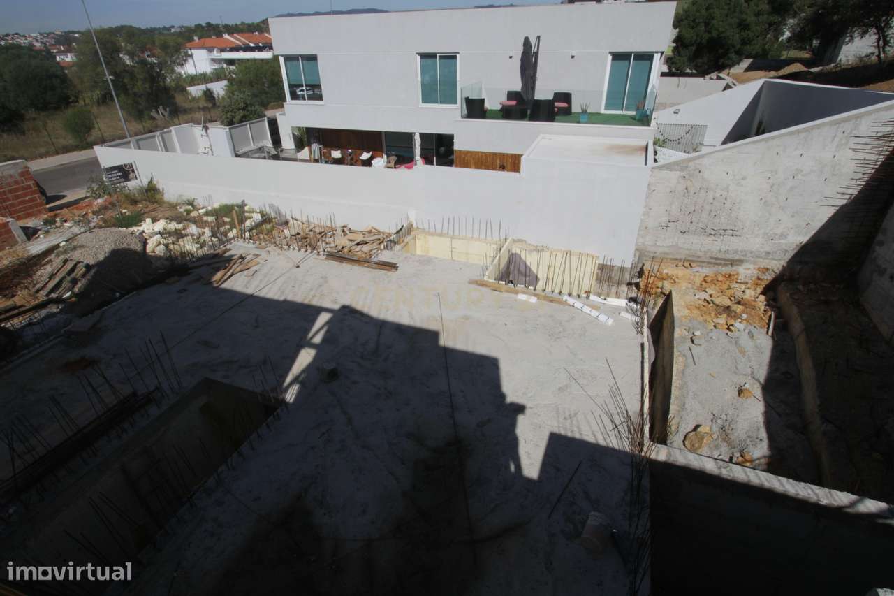 Lote de Terreno com projeto aprovado, fundações e cave - Grande imagem: 4/17