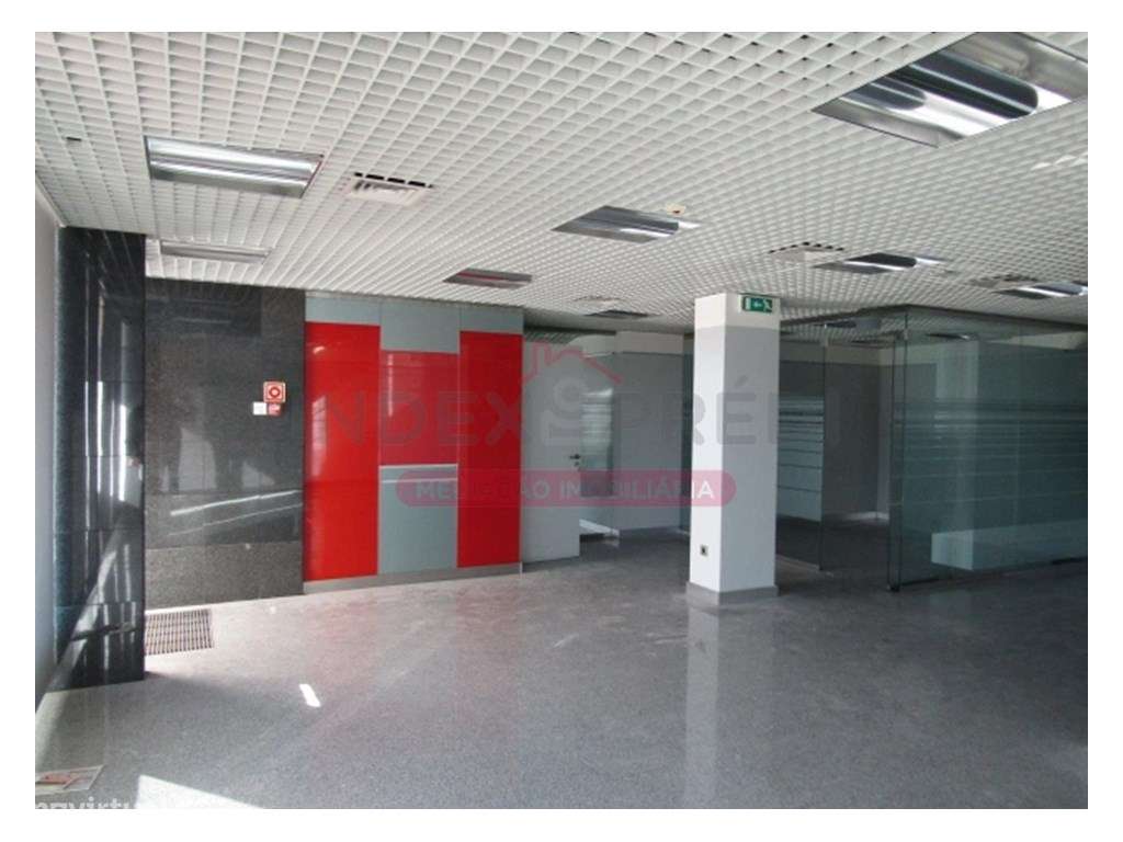 Loja Central com Montras - Carregal do Sal - Grande imagem: 1/14