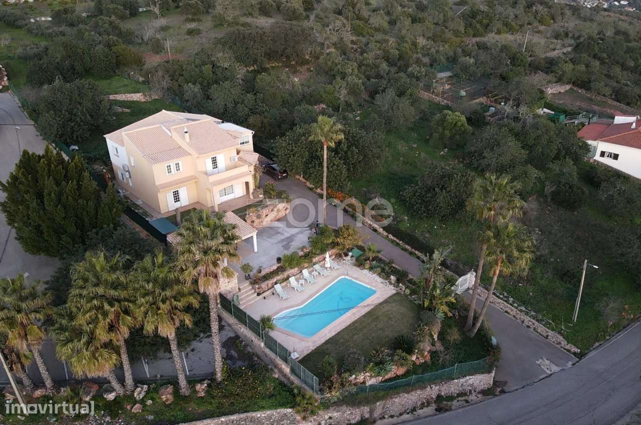 Moradia V4 Em Alte Com Piscina E Uma Deslumbrante Vista Mar