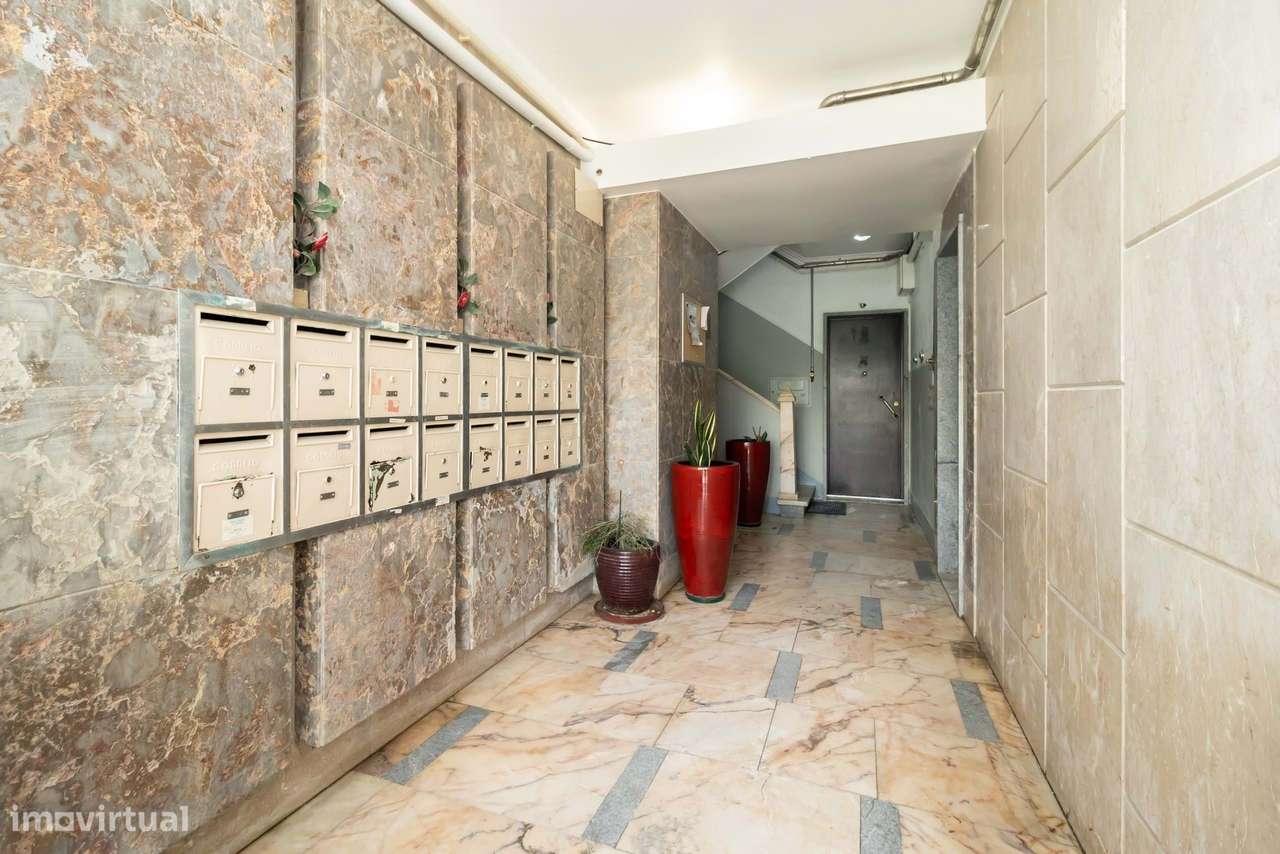 Apartamento T2, junto ao Hospital da Cruz Vermelha , em Benfica - Grande imagem: 2/29