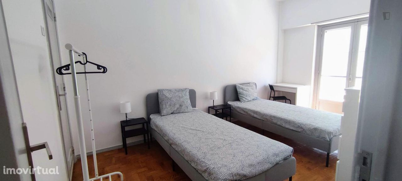 625749 - Quarto com duas camas, com WC, em Queluz