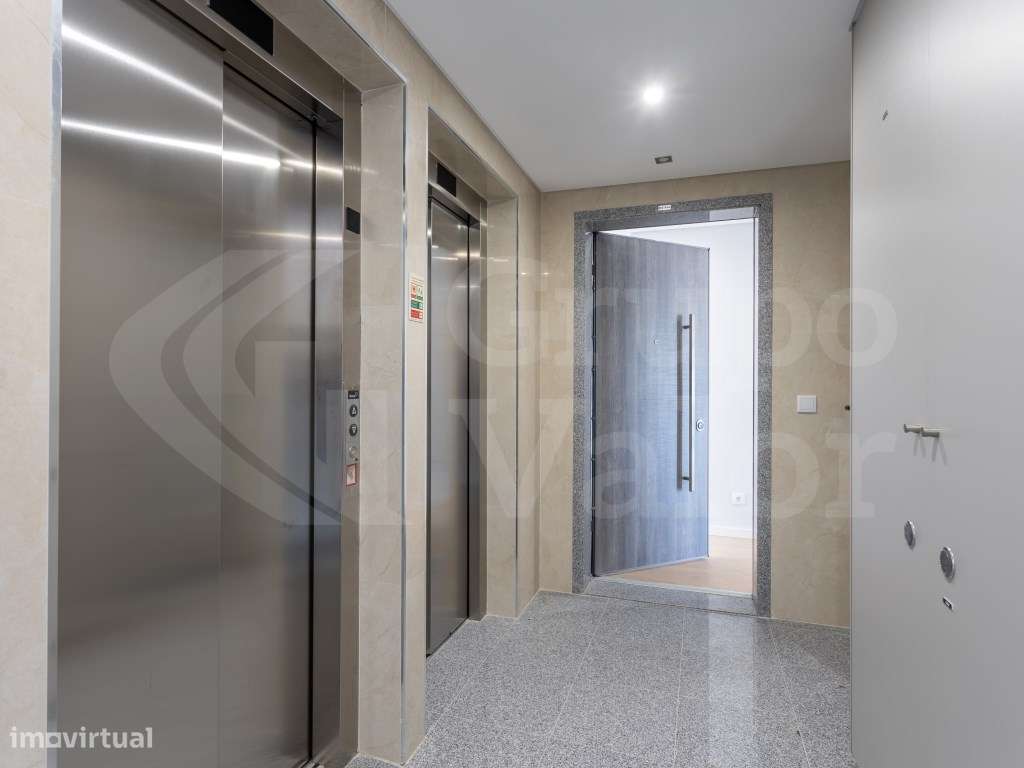 Apartamento T2 Novo com Estacionamento - Parede - R/C E-18