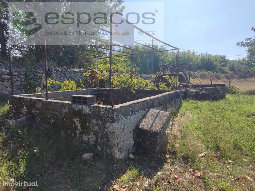 Quinta com poço e tanque em granito