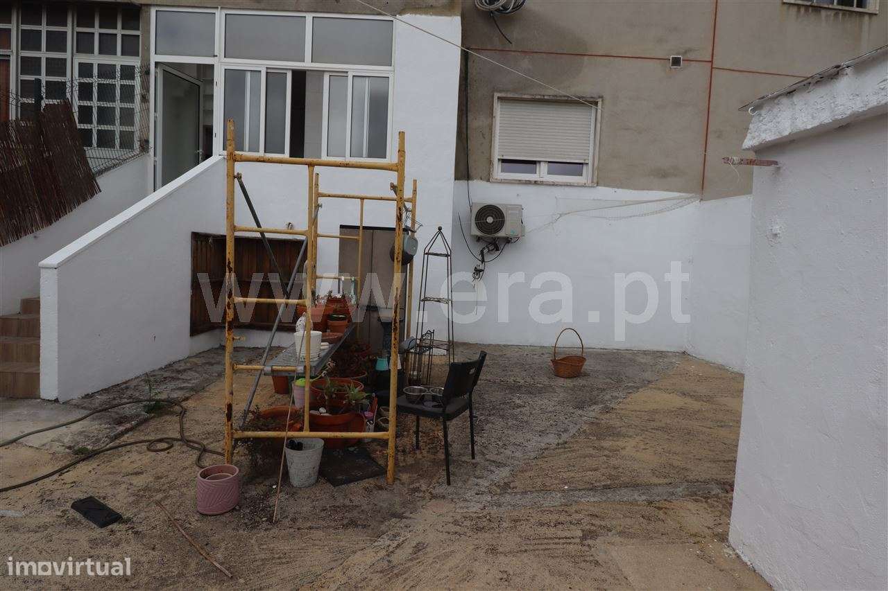 APARTAMENTO T2 COM QUINTAL; CRUZ DE PAU-8