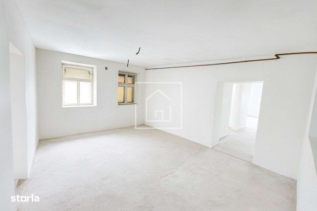 Apartament 4 camere  74 mp, curte si pivinta in Centrul Istoric SB-1