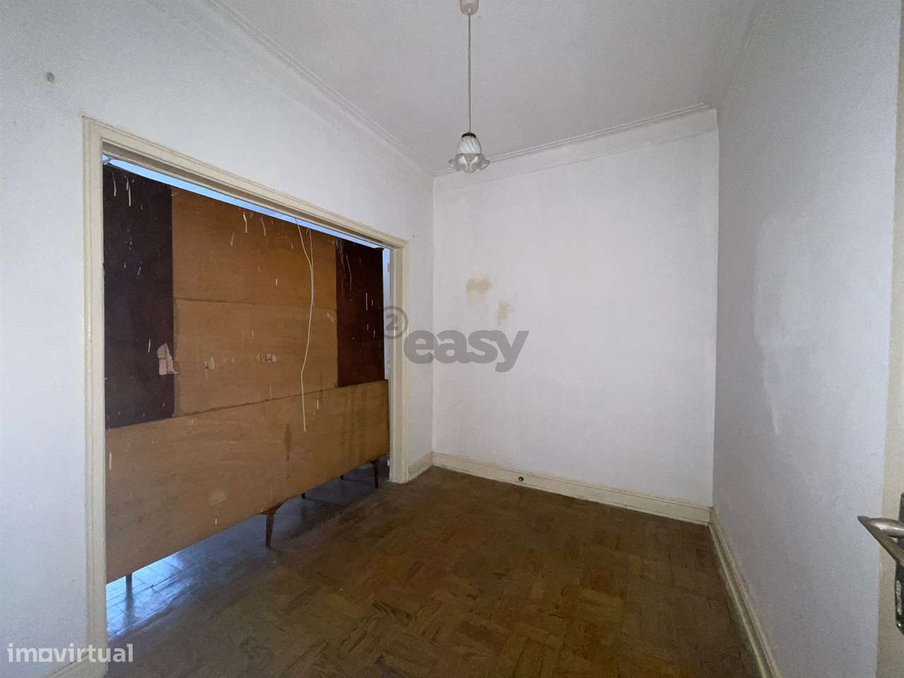 Urgente: T2 na Damaia para remodelação total-9