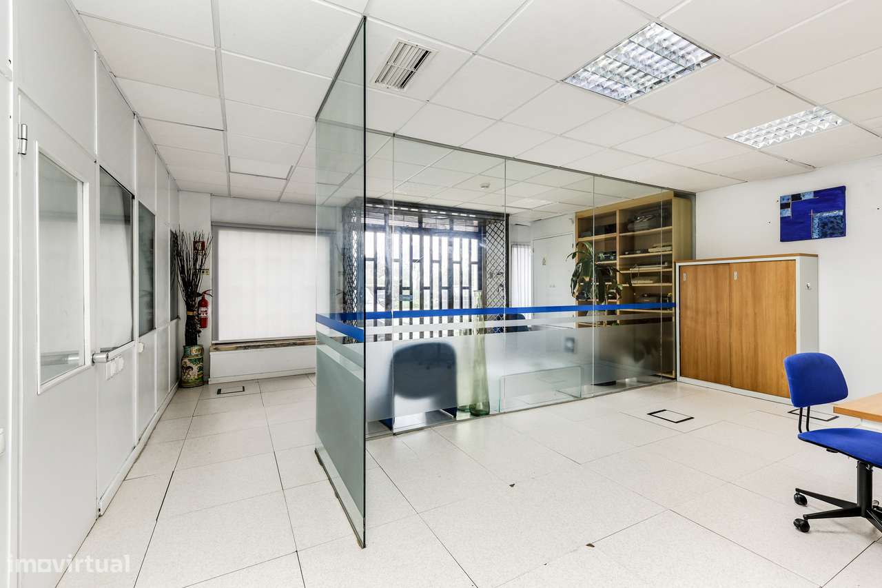 Espaço comercial 550 m² | Escritório + Loja + Armazém | Dois acessos-15