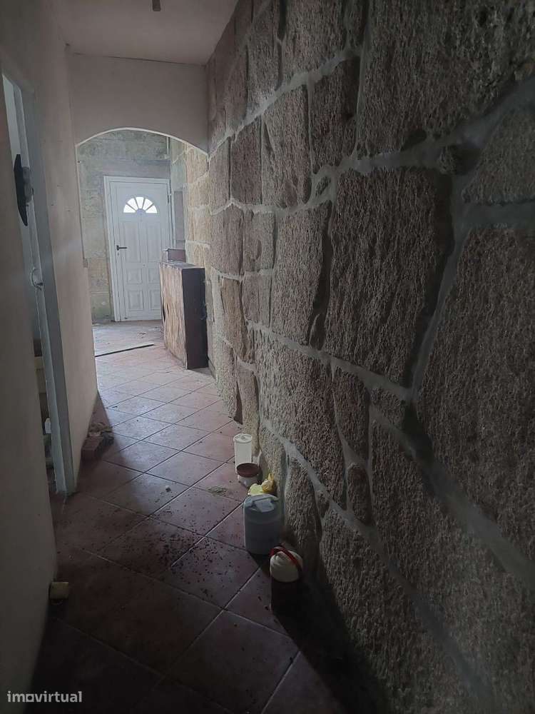 Moradia t4 , interior para recuperar- toda em pedra-2 gar. individuais-19