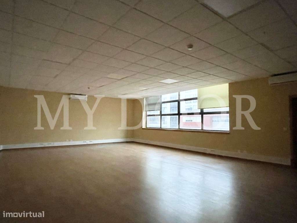 Escritório nos Olivais - Muita luz natural - Estacionamento - Grande imagem: 5/12