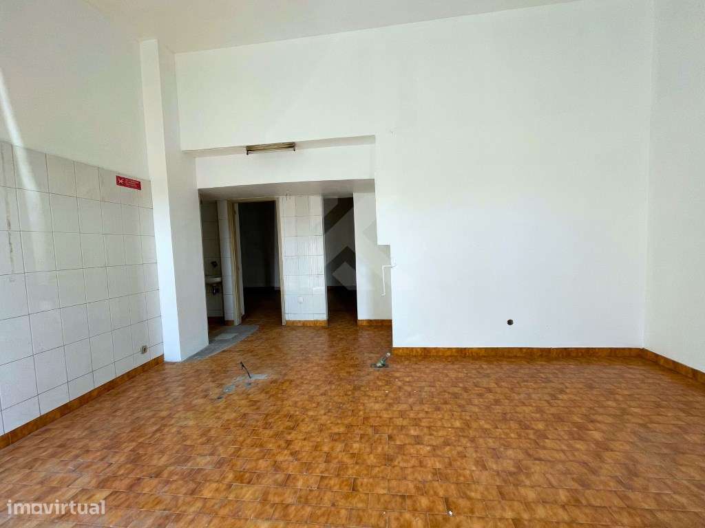 Loja para comércio e serviços no Centro de Câmara de Lobos - Grande imagem: 5/18