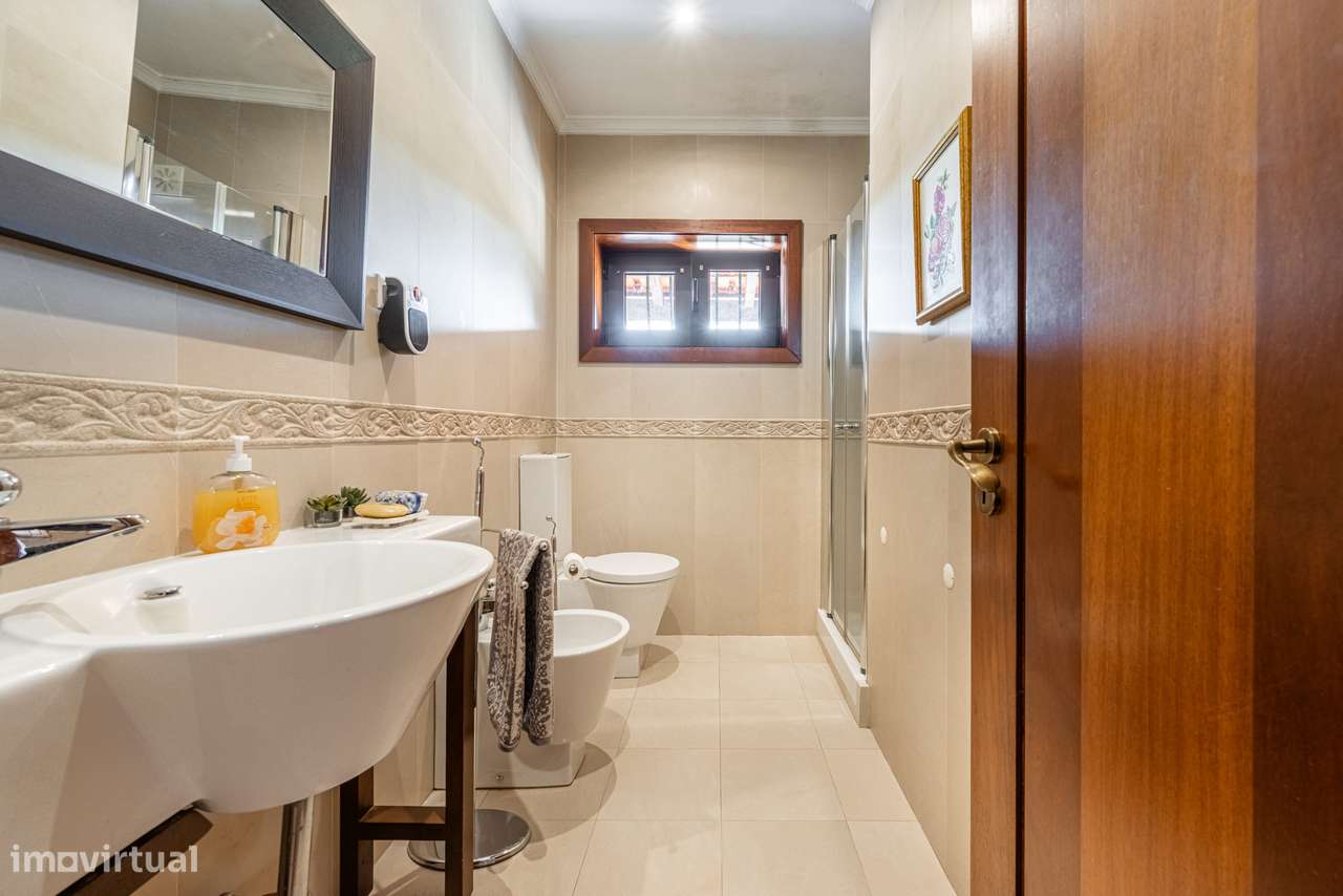 Moradia T4 com 4 casas de banho e jardim - Grande imagem: 5/28