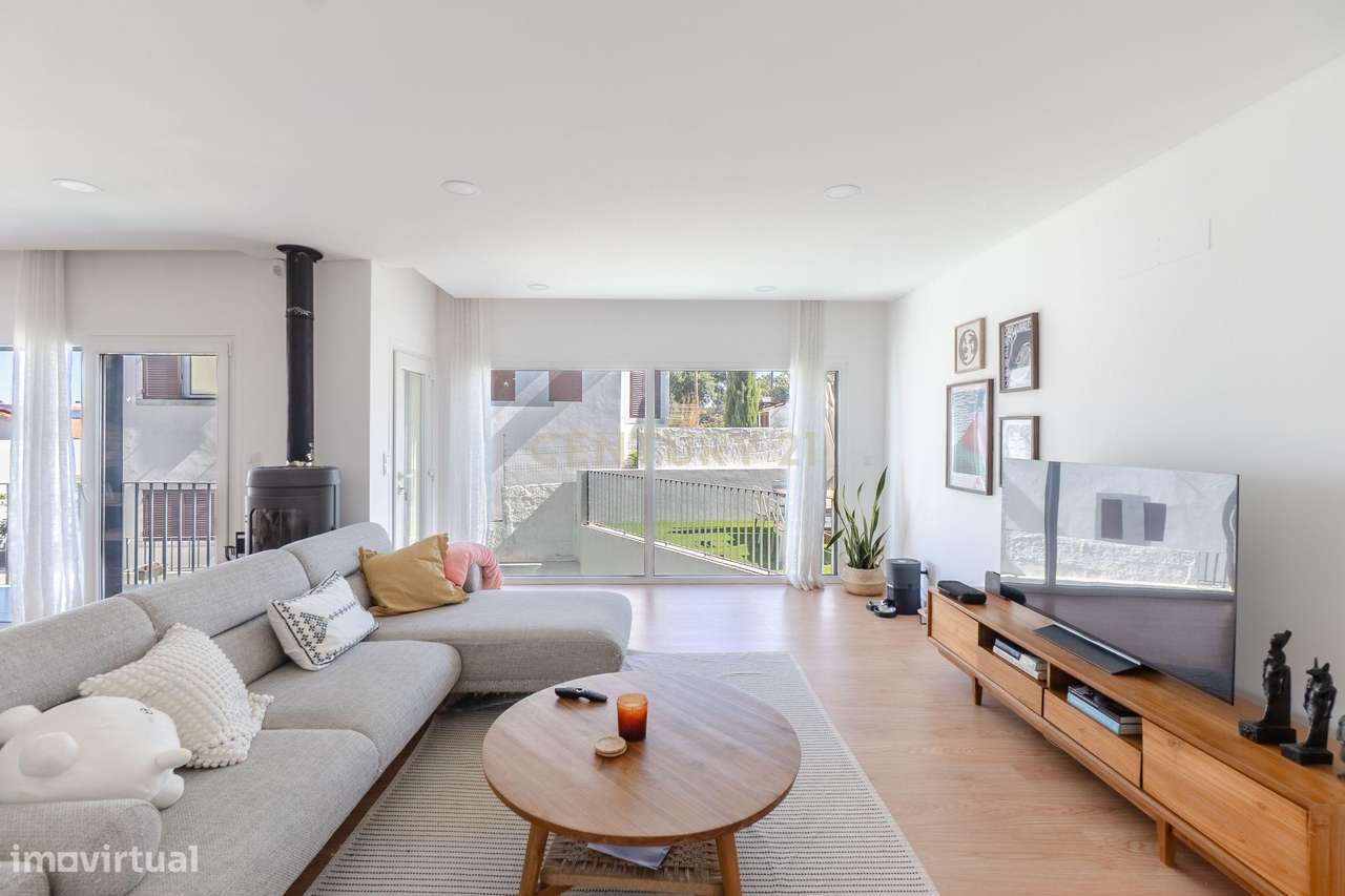 Moradia T3 + 2 com Piscina - Foros de Amora-7