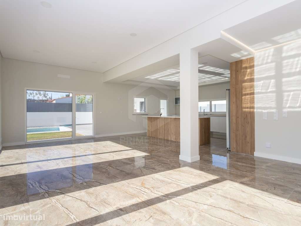 Moradia isolada T5 acabamentos Premium/ piscina e garagem-31