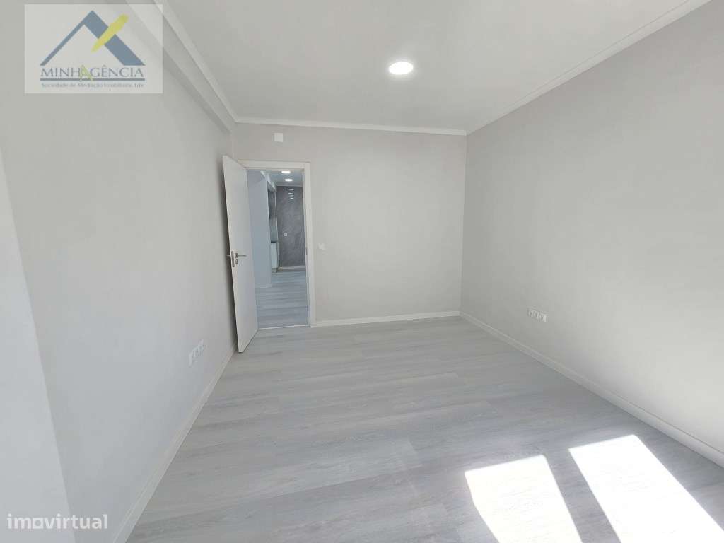 Apartamento T2 remodelado com arrecadação em Setúbal-8