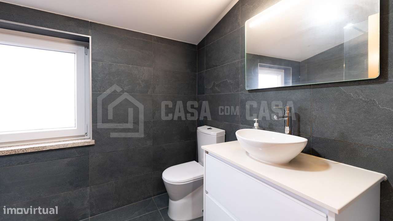 Moradia V3 Remodelada em Gumiei-11