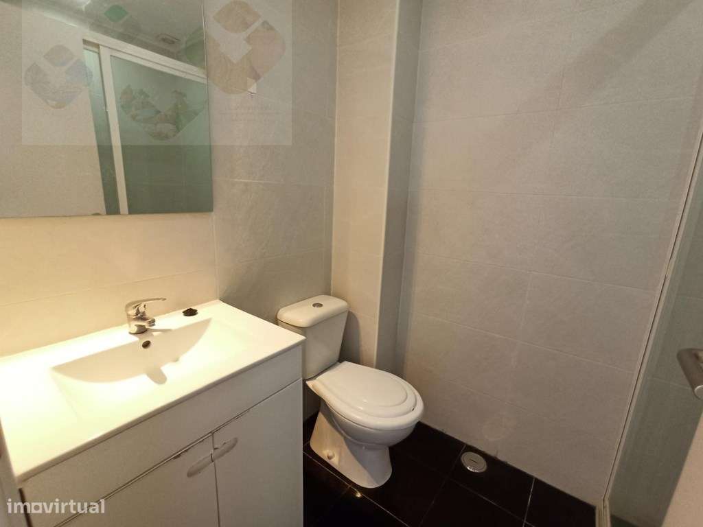 Amadora Venteira, T1, Completamente Remodelado, Vista Panorâmica!-17