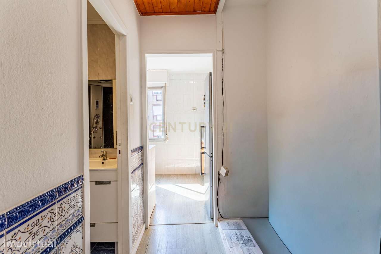 Apartamento T2 com vista desafogada em Santo António dos Cavaleiros-11