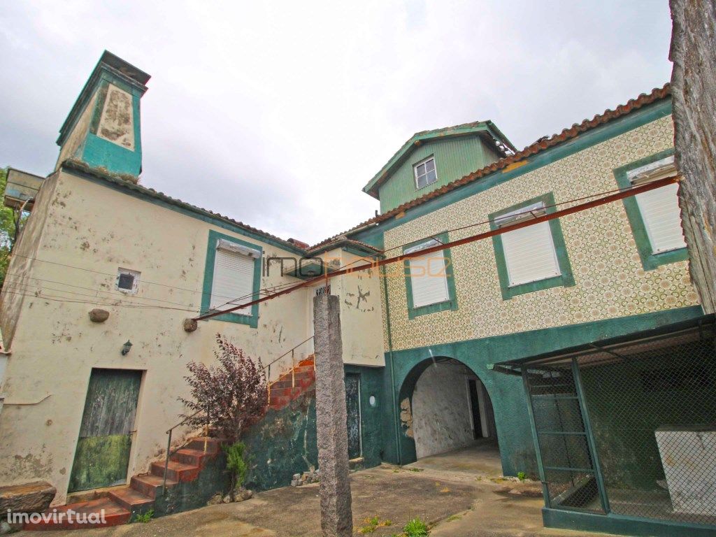 Casa antiga com vista panorâmica + Terreno de construção