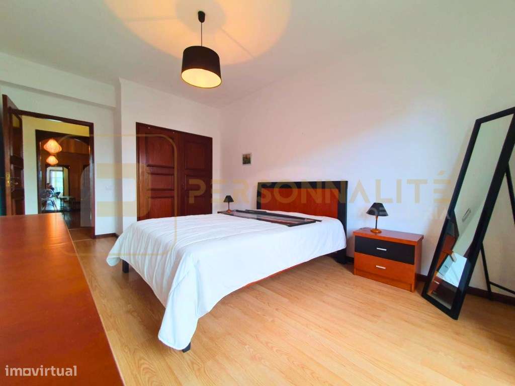 Apt. Duplex T4 + T3 c/ terraço e vistas sobre a Penha-9