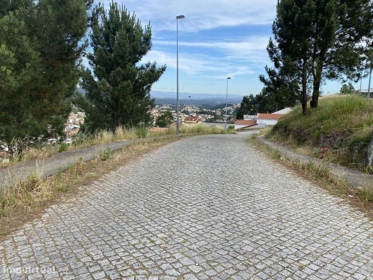 vende-se lote de terreno para moradia de três frentes - Grande imagem: 2/7