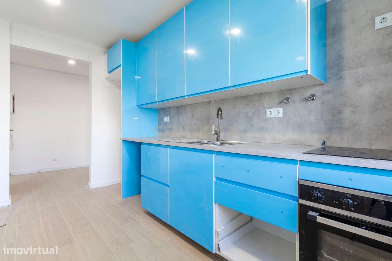 Apartamento T1 totalmente remodelado com 2 varandas,  Prédio com eleva-25