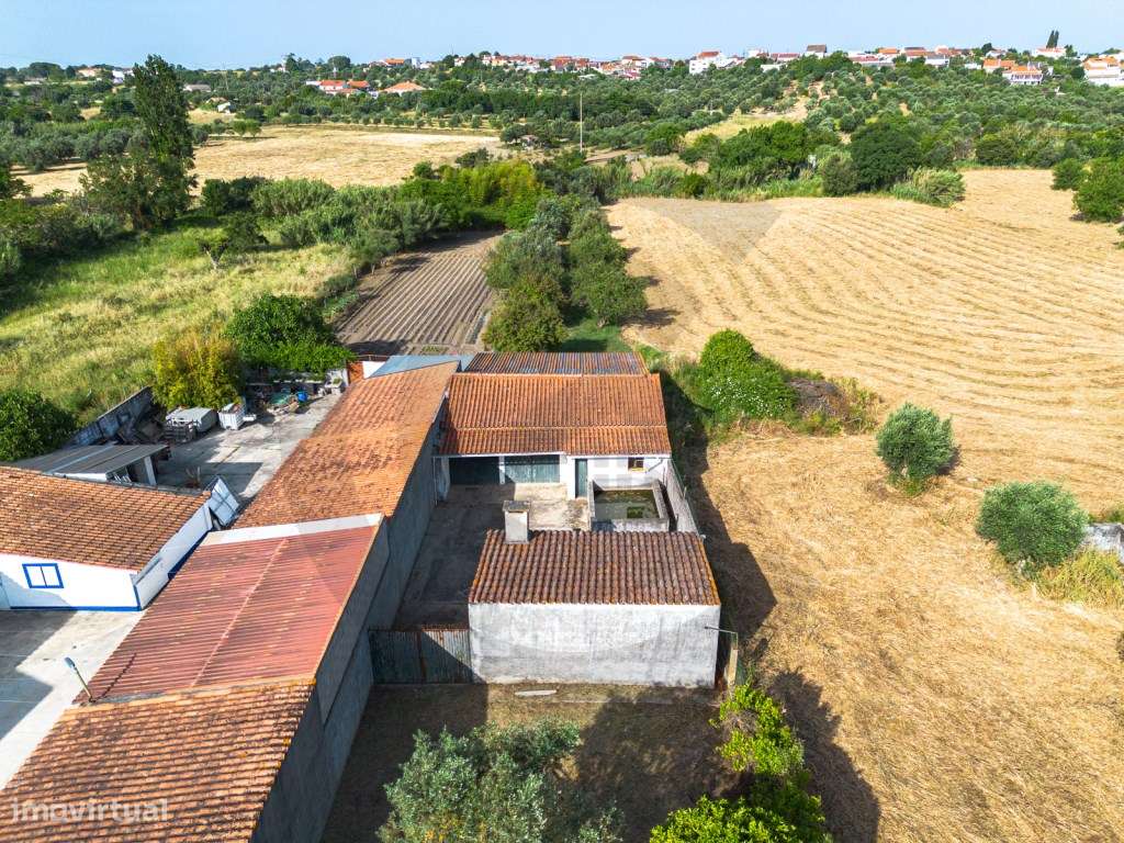 Terreno vedado com benfeitoria - Grande imagem: 2/9