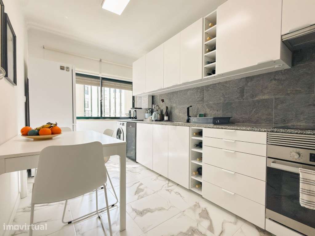 Apartamento T2 renovado e mobilado em Massamá com 107 m² e arrecadação-11