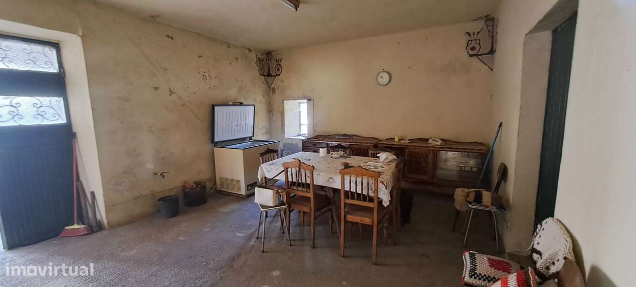 Moradia para restaurar com terreno em S. Martinho de Angueira-12