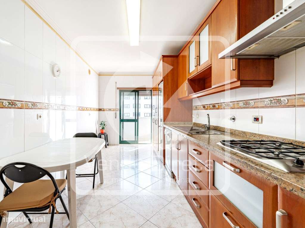 Apartamento T3 com estacionamento - Fidalguinhos, Barreiro-0