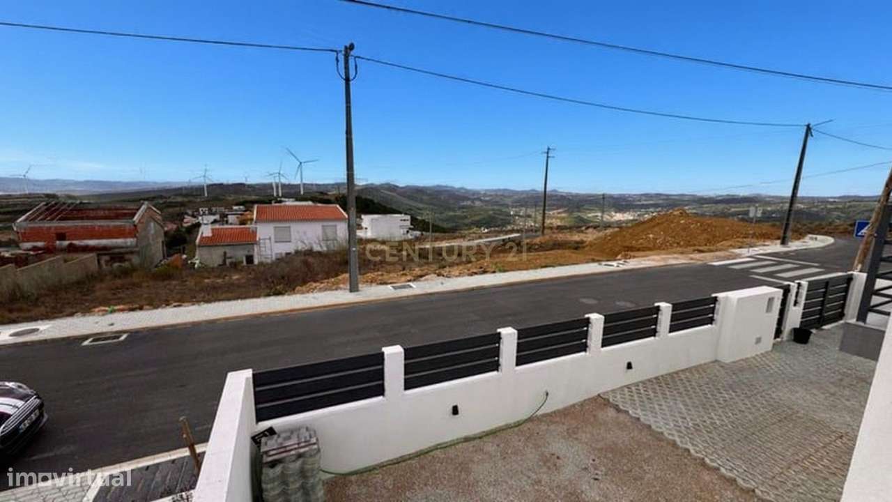 Moradia T3 + 1 com uma vista espetacular em Fonte Santa-31