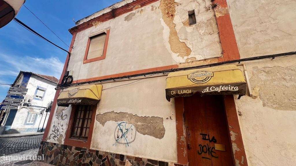 Pizzaria e Habitação no 1º andar no Centro do Montijo - Para renovar-5